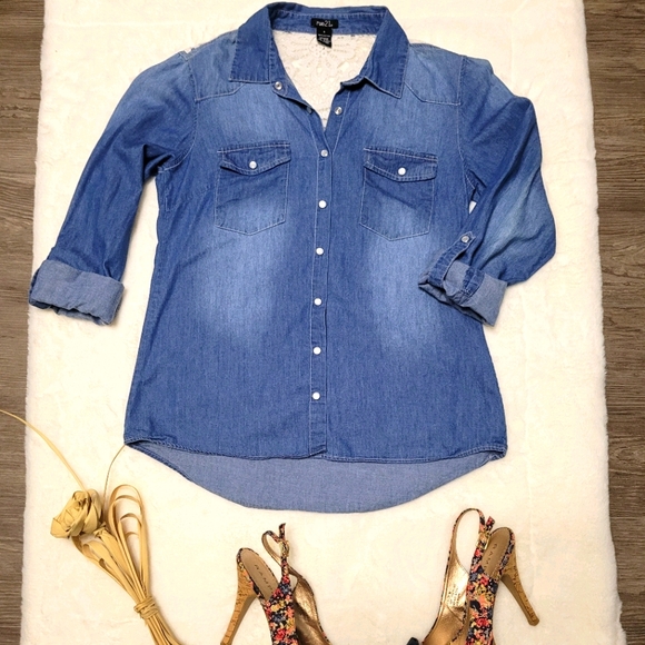 🌞4/$20 Lace Back Denim Shirt - Picture 5 of 7